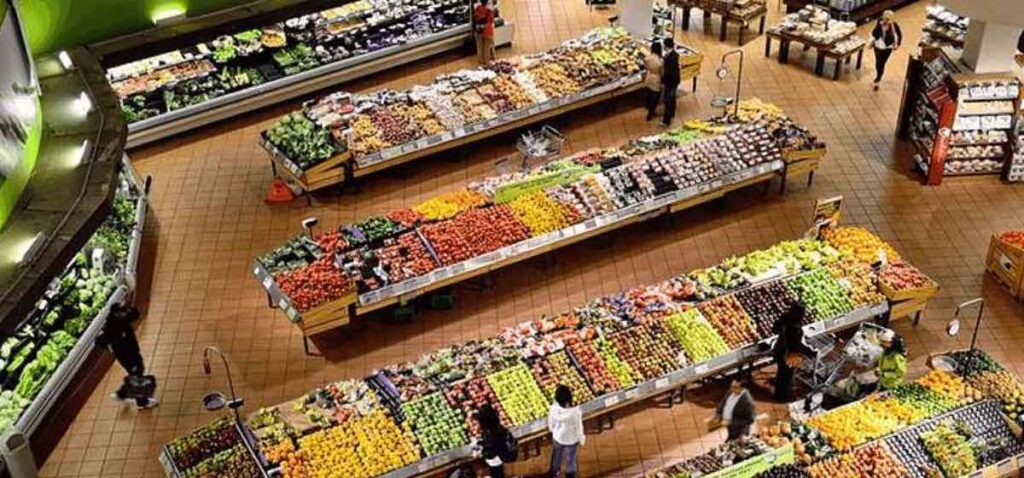 Sección de frutería y verduras de supermercado.