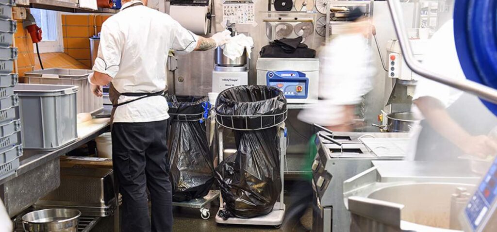 Cocina restaurante con sistema de bolsa de basura Longopac.