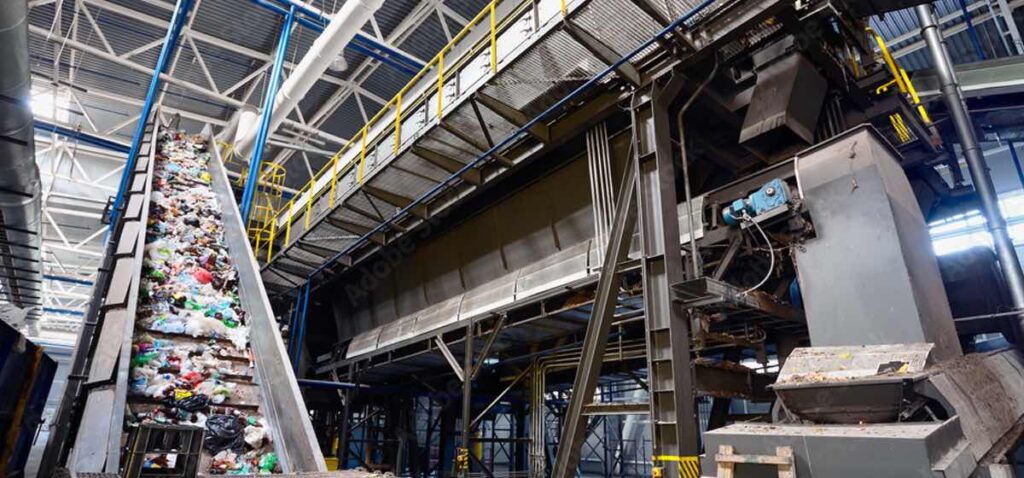 Cinta transportadora de residuos en planta de reciclaje.