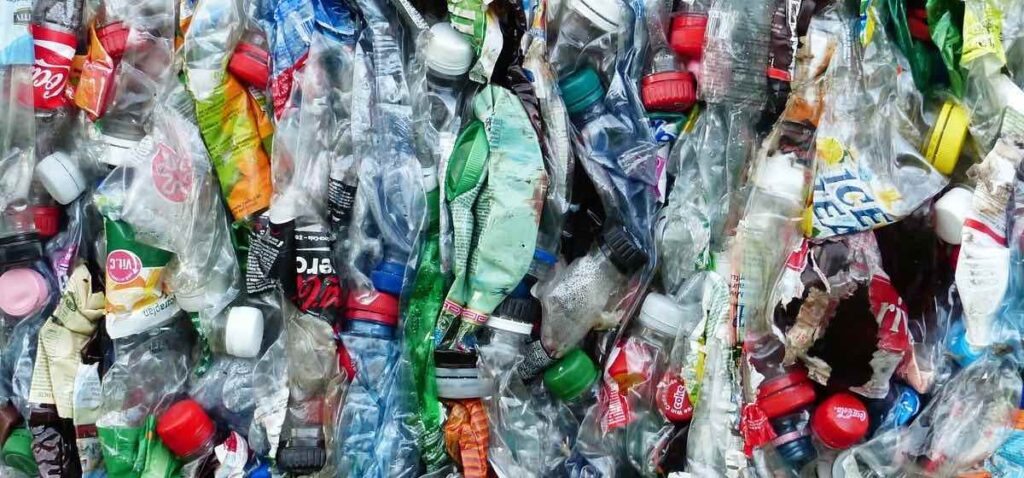 Botellas de bebidas de plástico PET compactadas para reciclar.