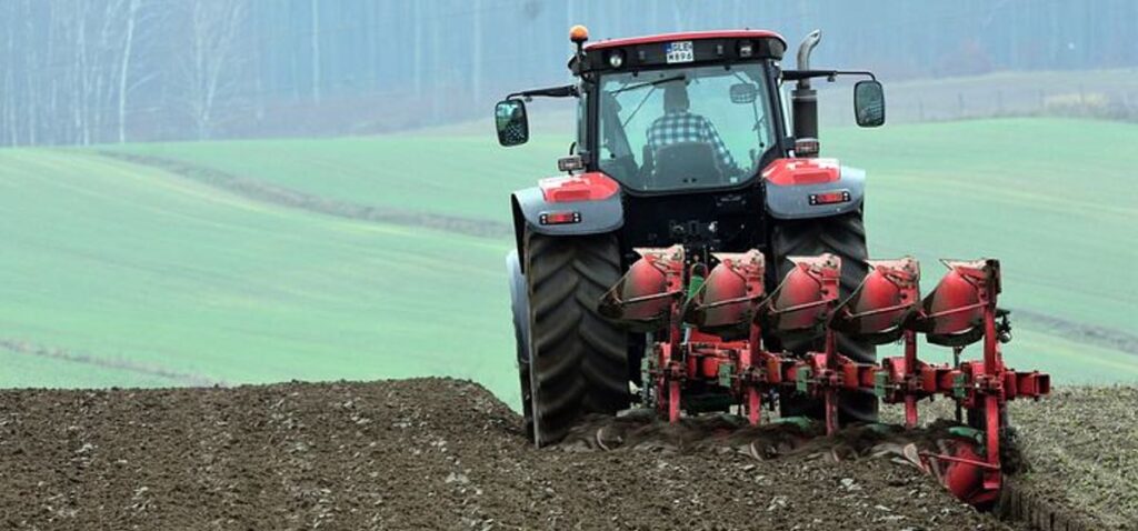 Tractor labrando finca agrícola.