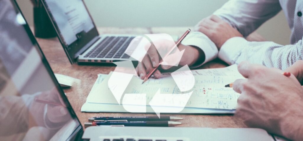 Personas trabajando en oficina de empresa de maquinaria de reciclaje.