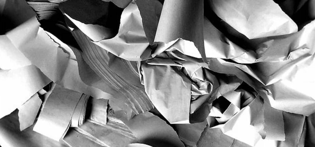 Papel cartón arrugado.