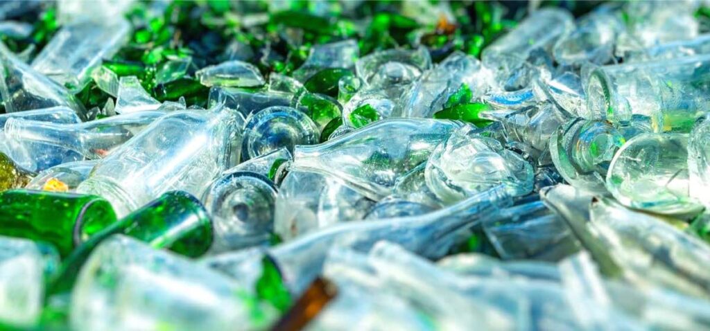 Botellas de bebidas de vidrio para reciclar.