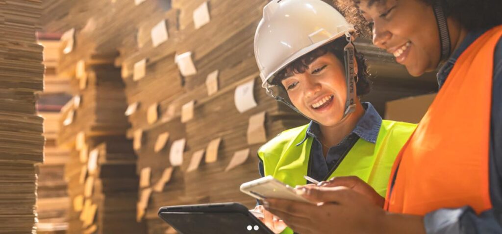 Responsables de gestión de residuos de empresa en almacén.