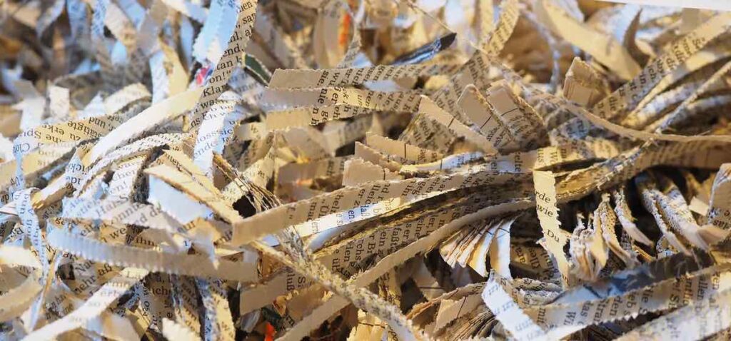 Virutas de papel para reciclar.