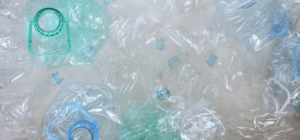 Residuos botellas PET para reciclar.
