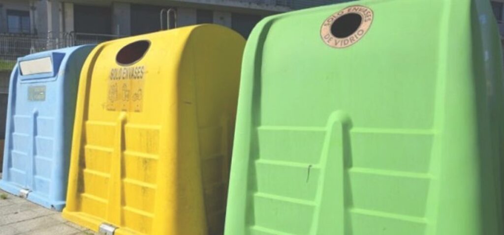 Contenedores reciclaje en vía pública.