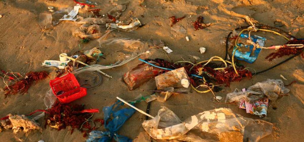 Playa sucia de residuos plásticos.