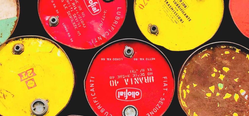 Bidones de aceite industrial apilados. Foto de John Cameron.
