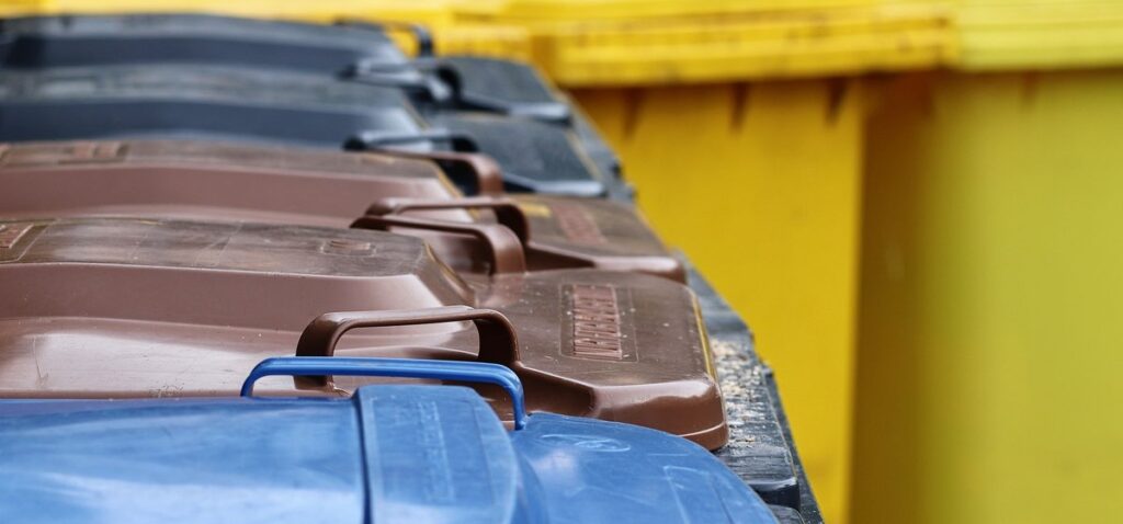 Contenedores colores para el reciclaje de residuos urbanos